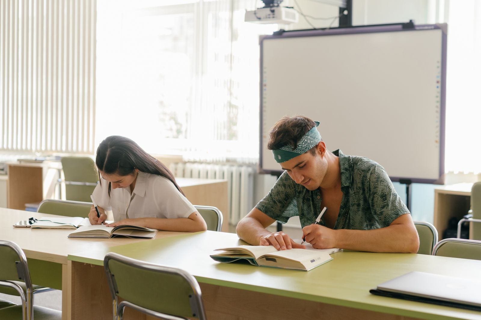 Estudiante de bachillerato estudiando