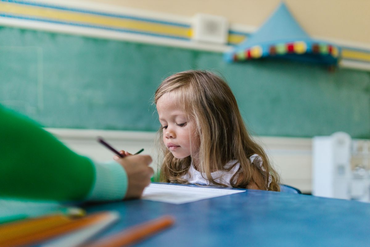 Niños de educación primaria sentados en el aula