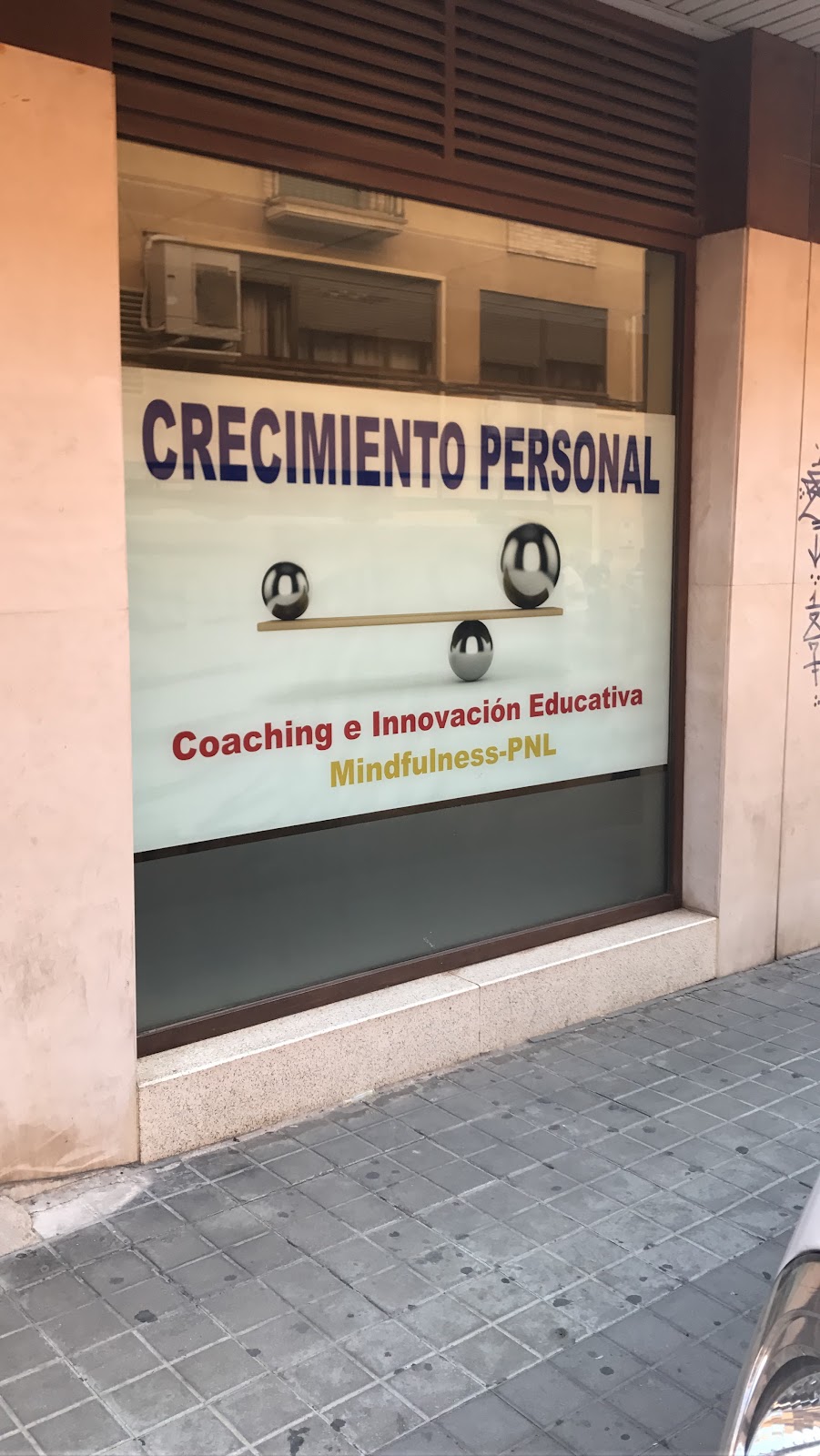 Rótulo Crecimiento Personal, Coaching e Innovación Educativa en el escaparate de EDUKa-t