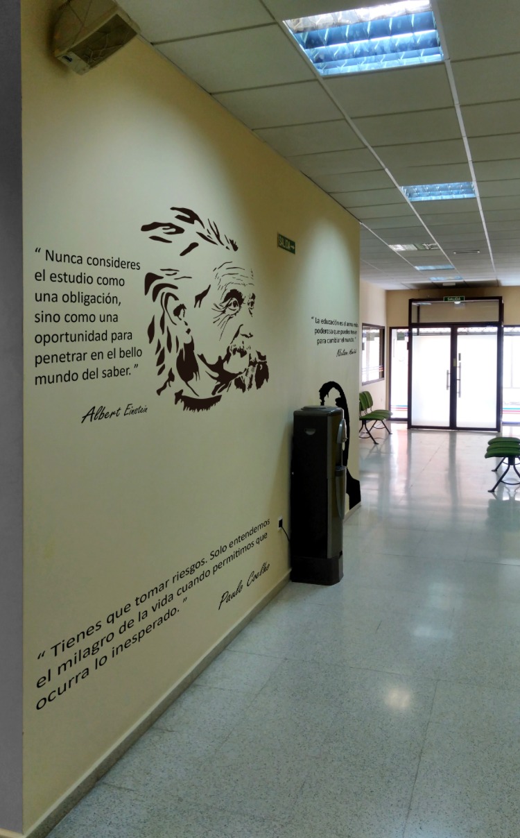 Pasillo de entrada de EDUKa-t Formación con mural inspiracional