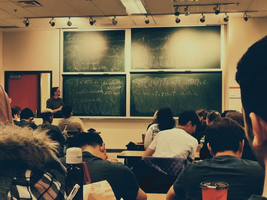 Alumnos trabajando con tecnología en un aula flexible