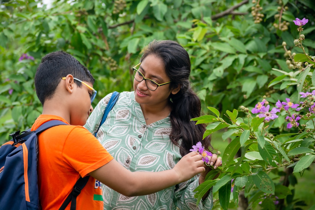 Niños plantando en un huerto escolar