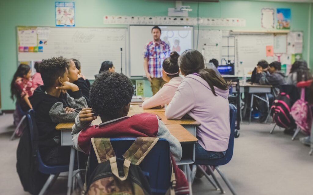 Alumnos de secundaria en un aula española con su profesor