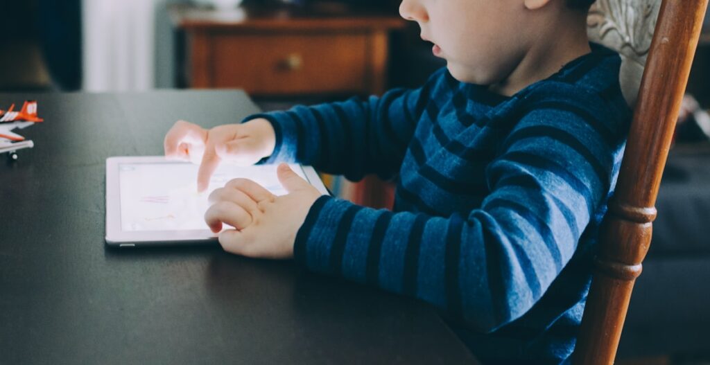 Niño programando con bloques en una tablet