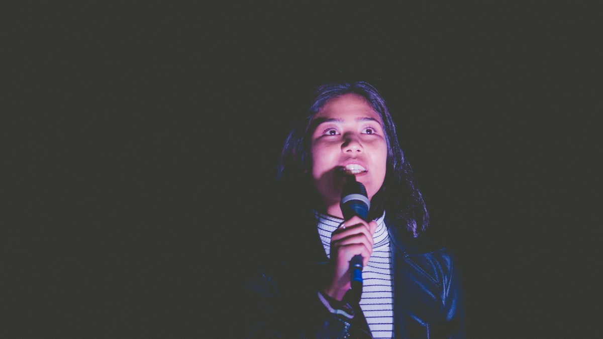 Niña hablando con un micrófono profesional