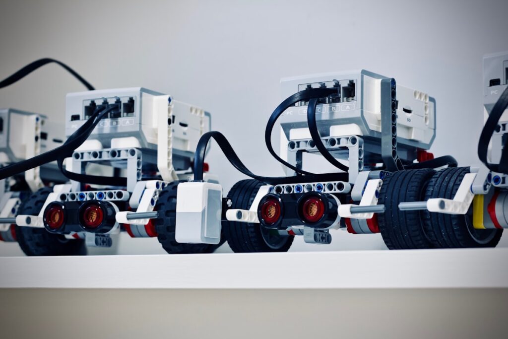 Estudiantes construyendo un robot en clase