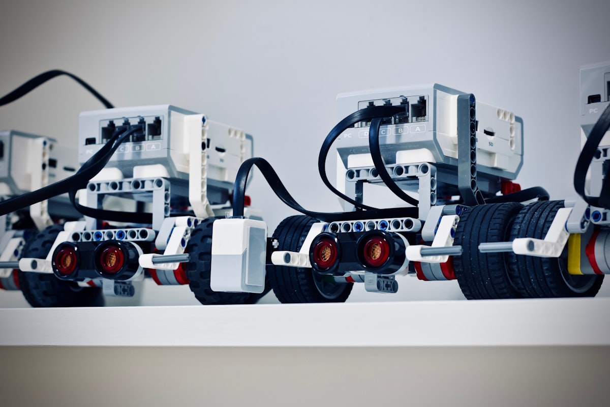 Estudiantes construyendo un robot en clase